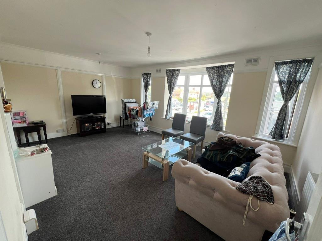 Lot: 119 - MIXED COMMERCIAL AND RESIDENTIAL INVESTMENT PROPERTY - Living Room in Flat 83A with double glazed window to front